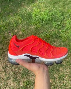 Nike Vapormaxes Bright Crimson