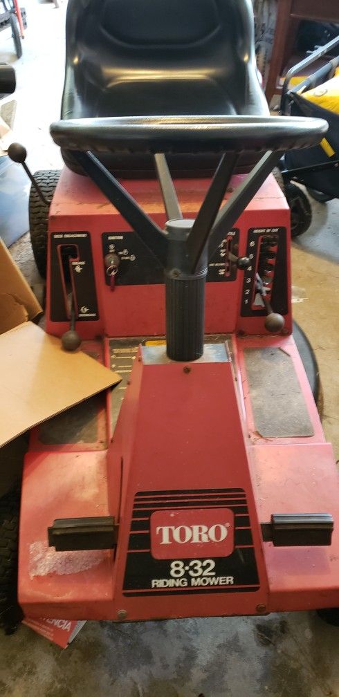 Toro 832 Riding Lawnmower / Tractor (Older model)