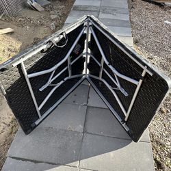 Mesa lifetime  buenas 6  por 3 de ancho 30$