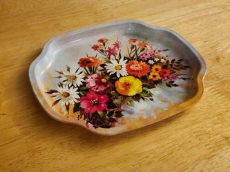 VINTAGE Elite Trays Scalloped Metal Floral Trinket Tray - Made in England - EXCELLENT Condition! $15 OBO!
