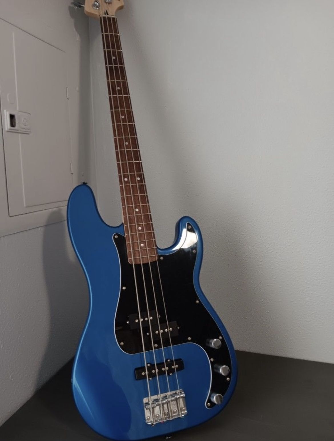 Squire Affinity Precision Bass and Wall Mount