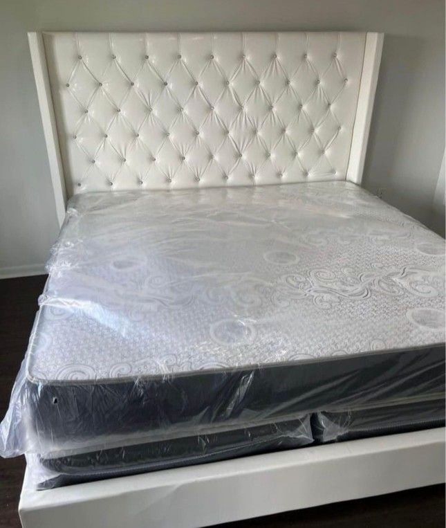 NEW MATTRESS QUEEN SIZE PLUSH WITH BOX SPRING 