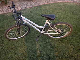 Excellent condition Roadmaster 18 gear Granite Peak 26” women’s Mountain Bike White