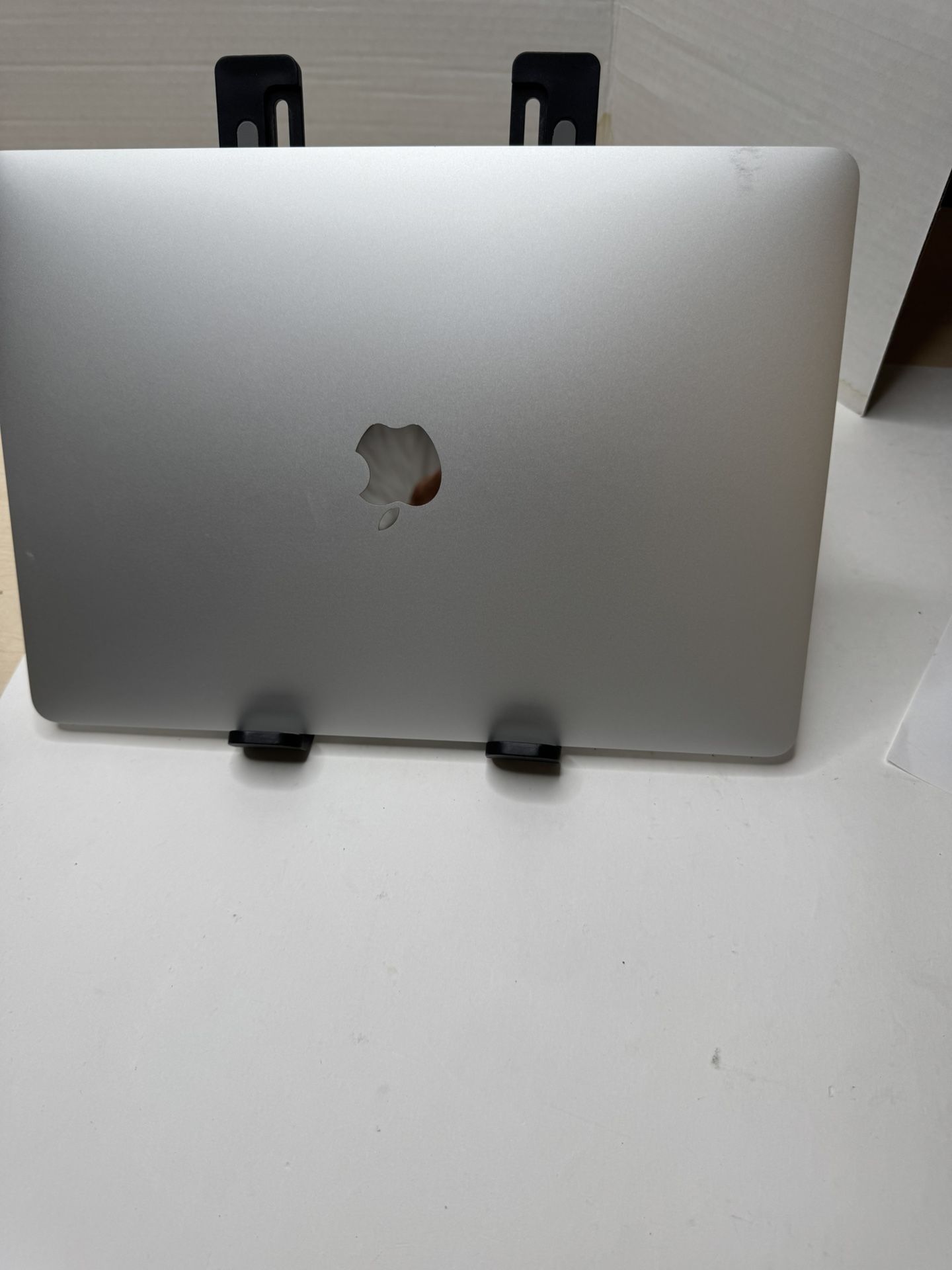 MacBook Pro 13” A1936 – i5 / 8GB / 512GB SSD – Dual Language Keyboard + GarageBand +
