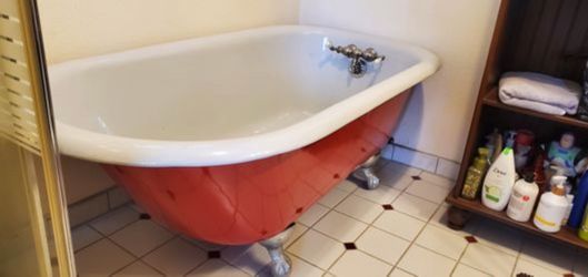 Claw foot bathtub