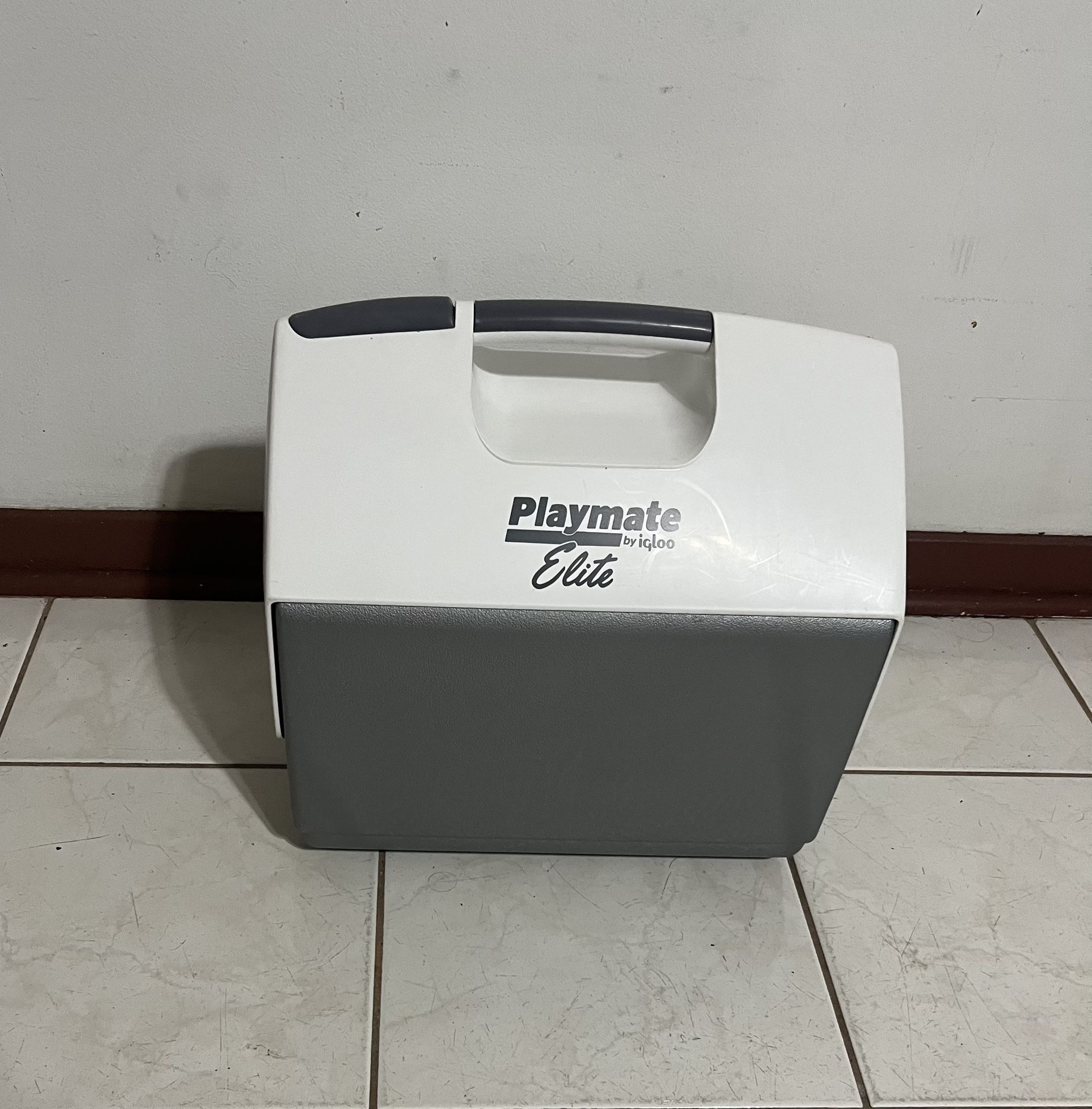 Igloo Playmate Elite MaxCold 16 Qt Cooler