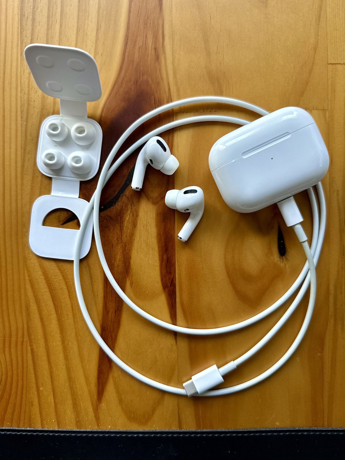 Apple AirPods Pro (wireless/lightning case)