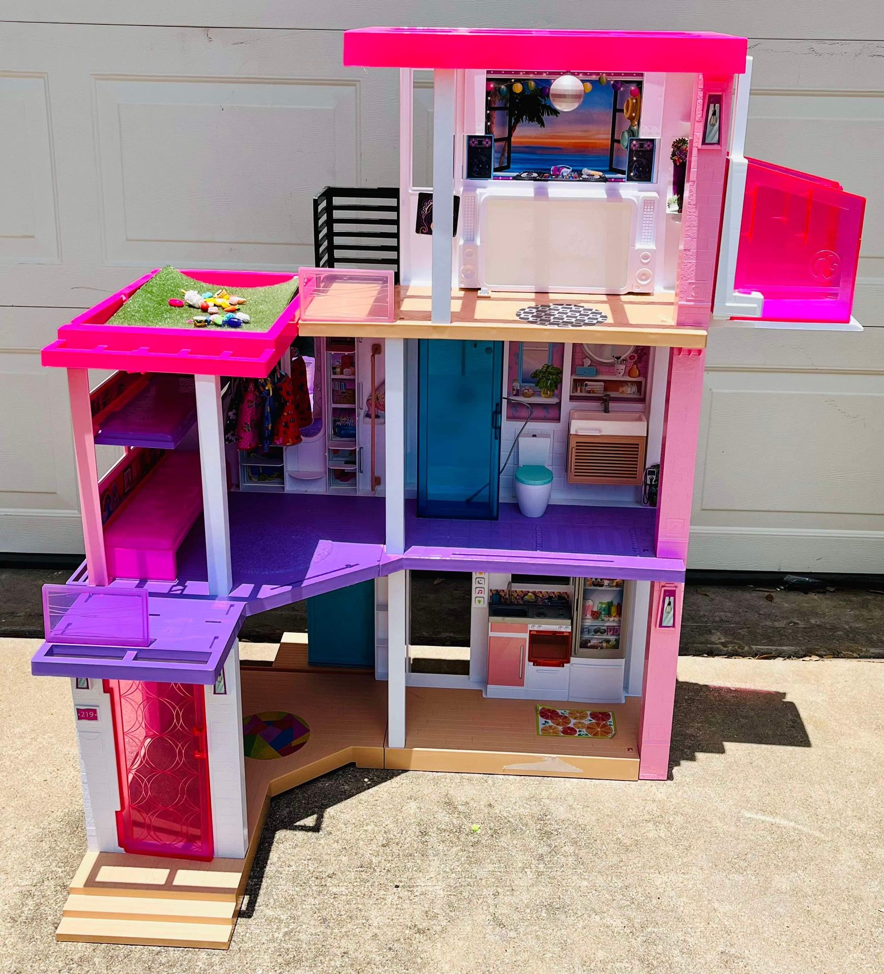 Large Barbie DreamHouse,- Doll House Playset