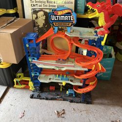 Hot Wheels Ultimate Garage with Dragon