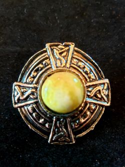 $30. Vintage Scottish Celtic Shield gold tone Brooch with yellow/green gemstone. 1.25 inch diameter.