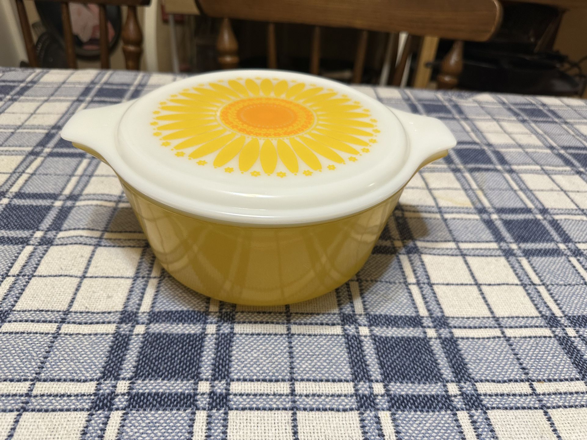Vintage Pyrex 475 Daisy Round Casserole With Opal Lid