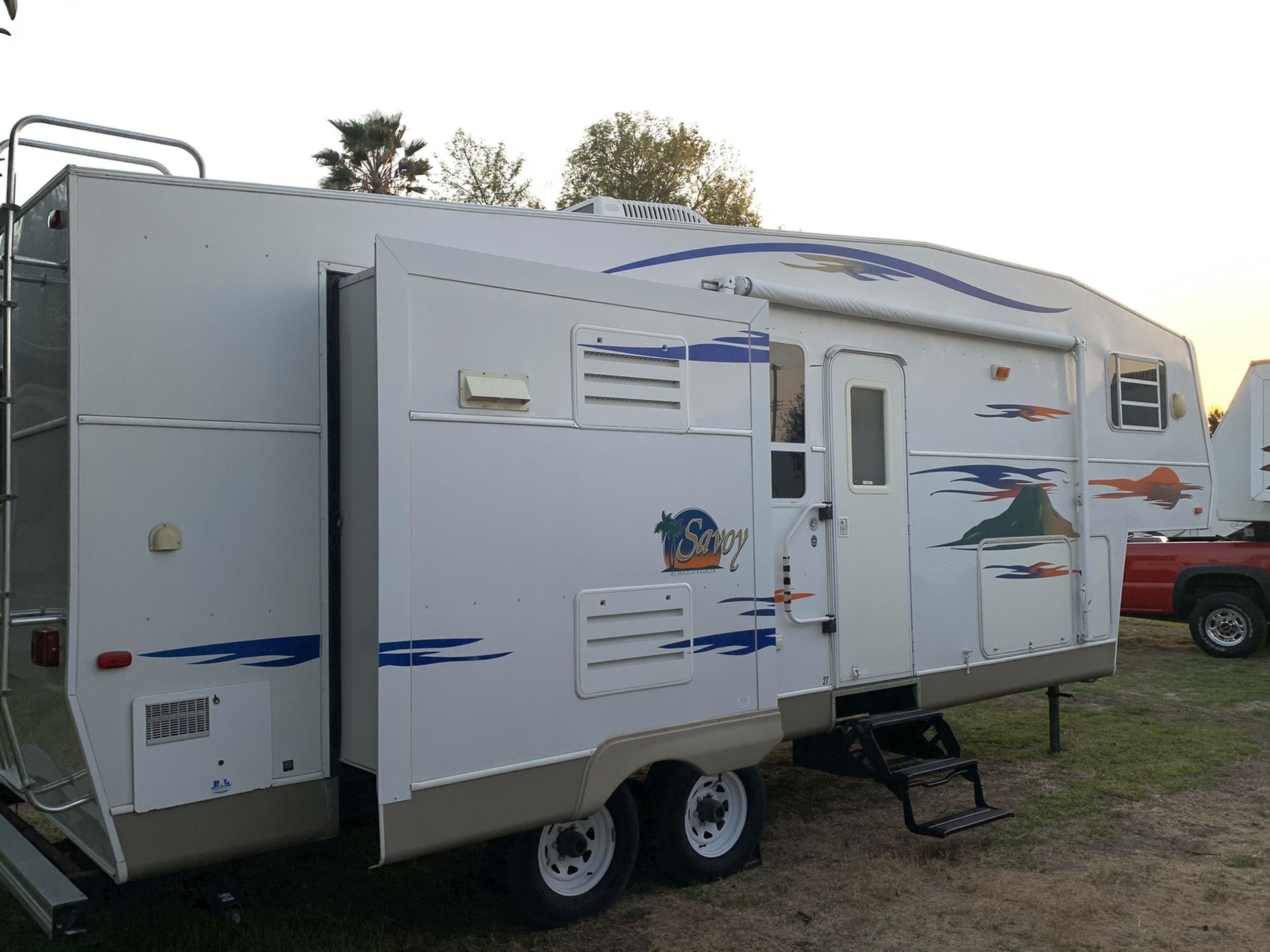 2005 holiday rambler Savoy fifth wheel two slides 27 ft for Sale in