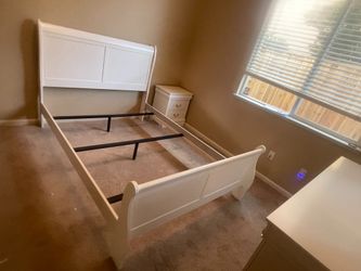4 Pc Sale , Bed, Dresser, Mirror, Nightstand