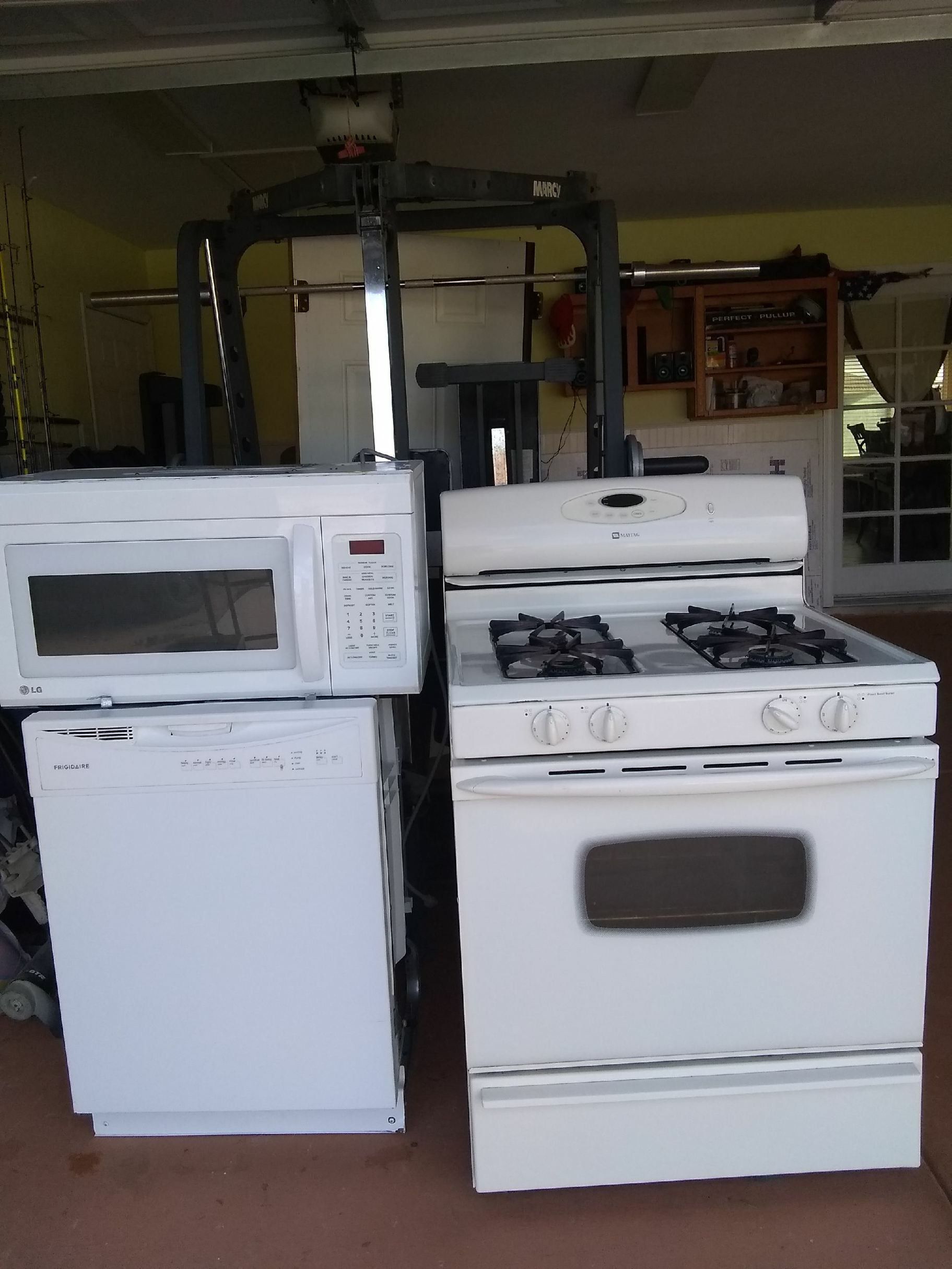 Gas stove, Overhead Microwave&Dishwasher