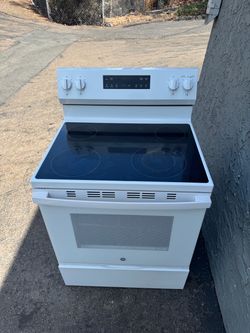 Electric stove with oven (4 prong) glass top 3-4 months old (free local delivery)