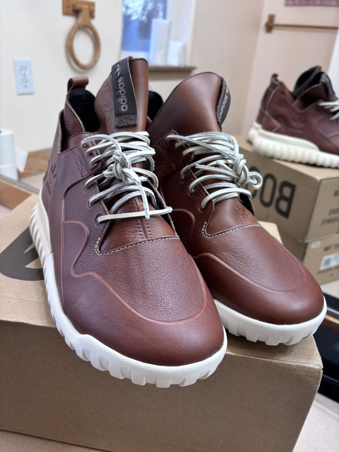 Men’s Tennis Shoes.