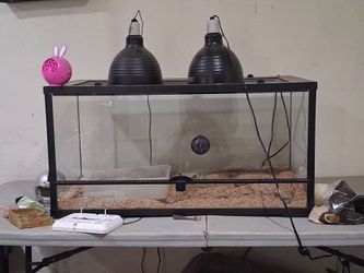 Pet enclosure aquarium