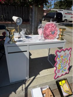 Vanity Desk and Chair  (Pick Up Now!!)