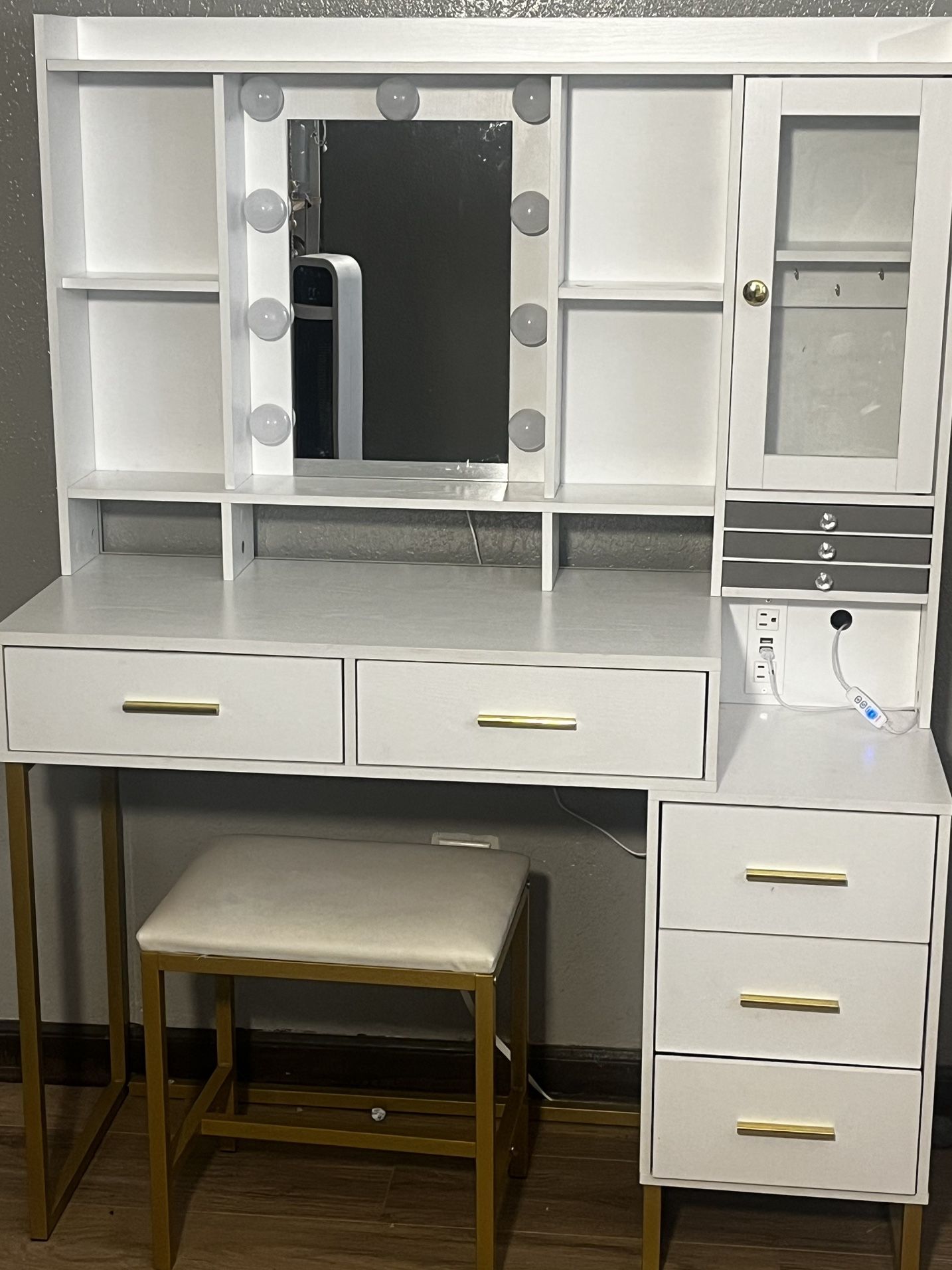 Vanity Table With Stool And Mirror