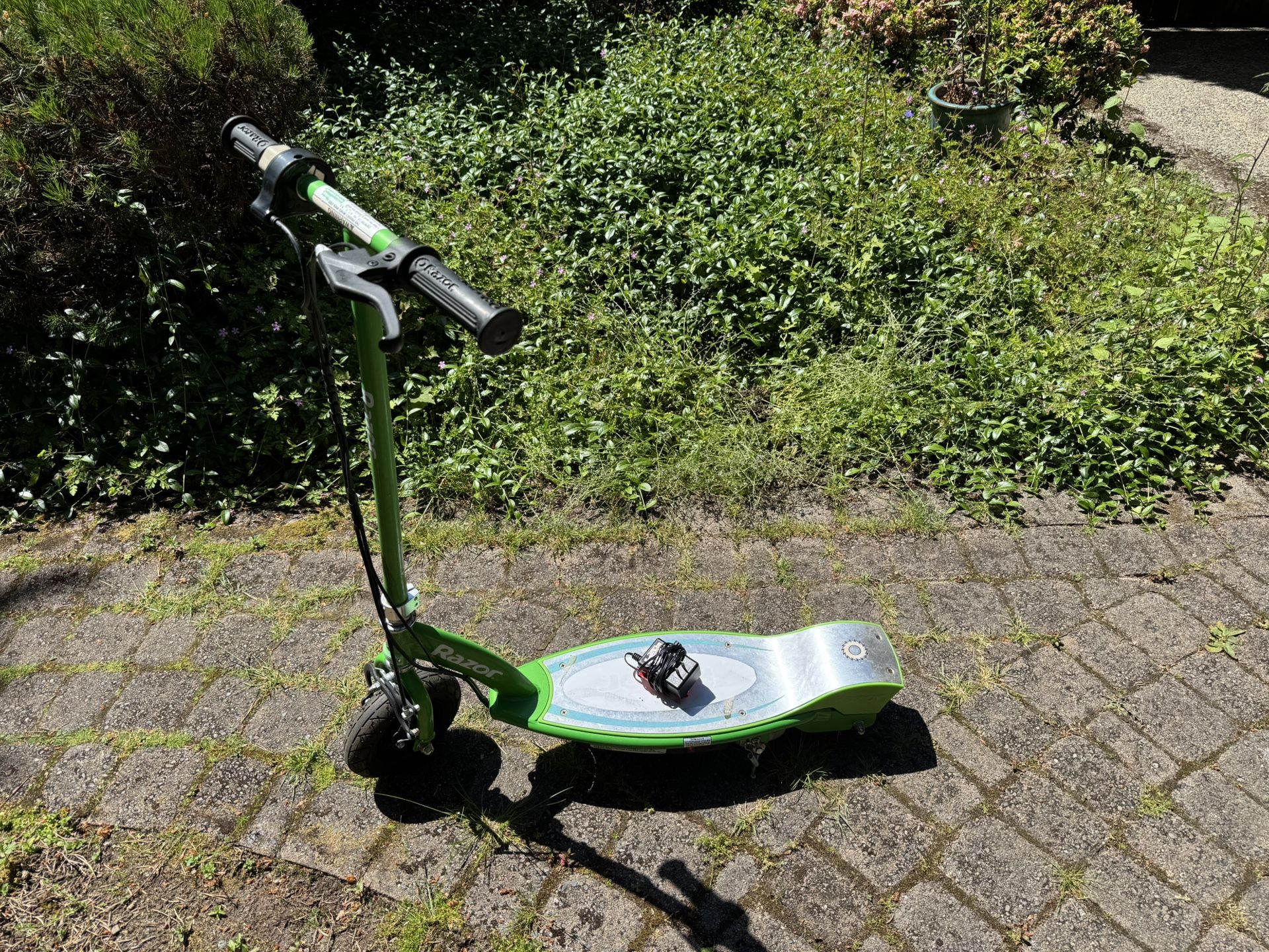 RAZOR ELECTRIC SCOOTER - Green 