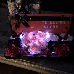Caja Decorada Con Flores Eternas $50