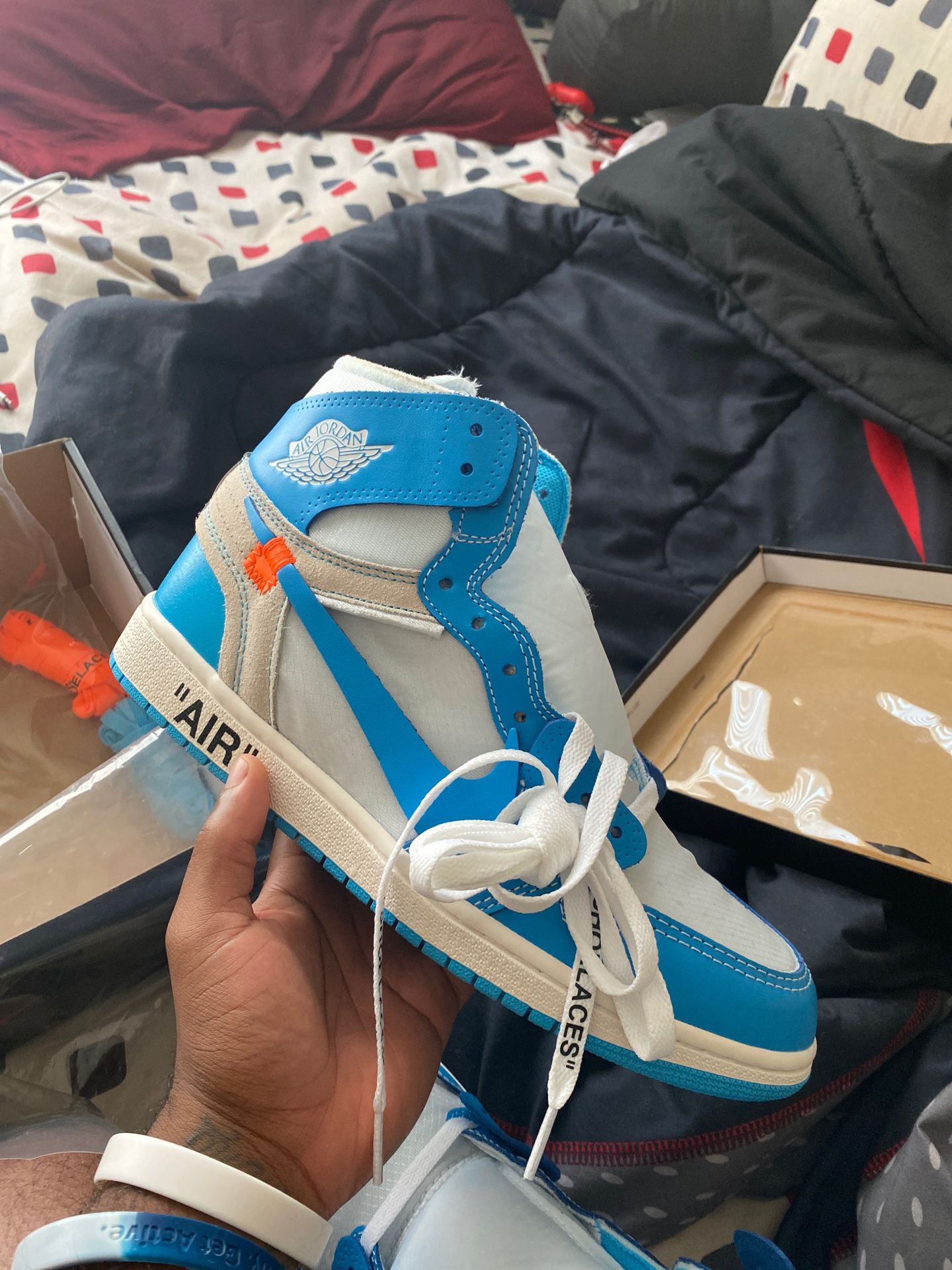 UNC OFF WHITE 1’s SIZE 10