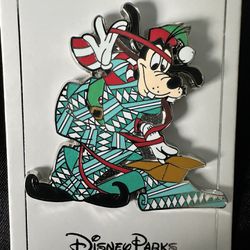 Disney - Goofy Wrapping Christmas Holiday Pin