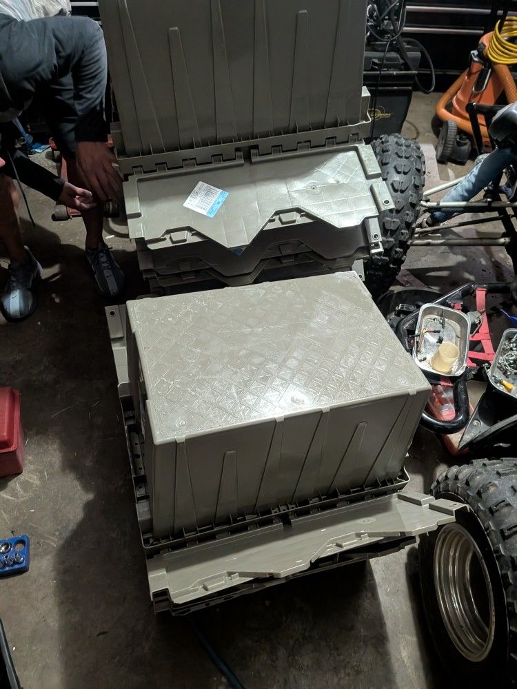 Plastic Locking Lid Bins