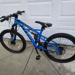 Oxide Men's Mountain Bike used
24″ mountain youth bike with mechanical disc brakes.