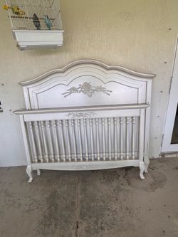 Girl's bed in good condition