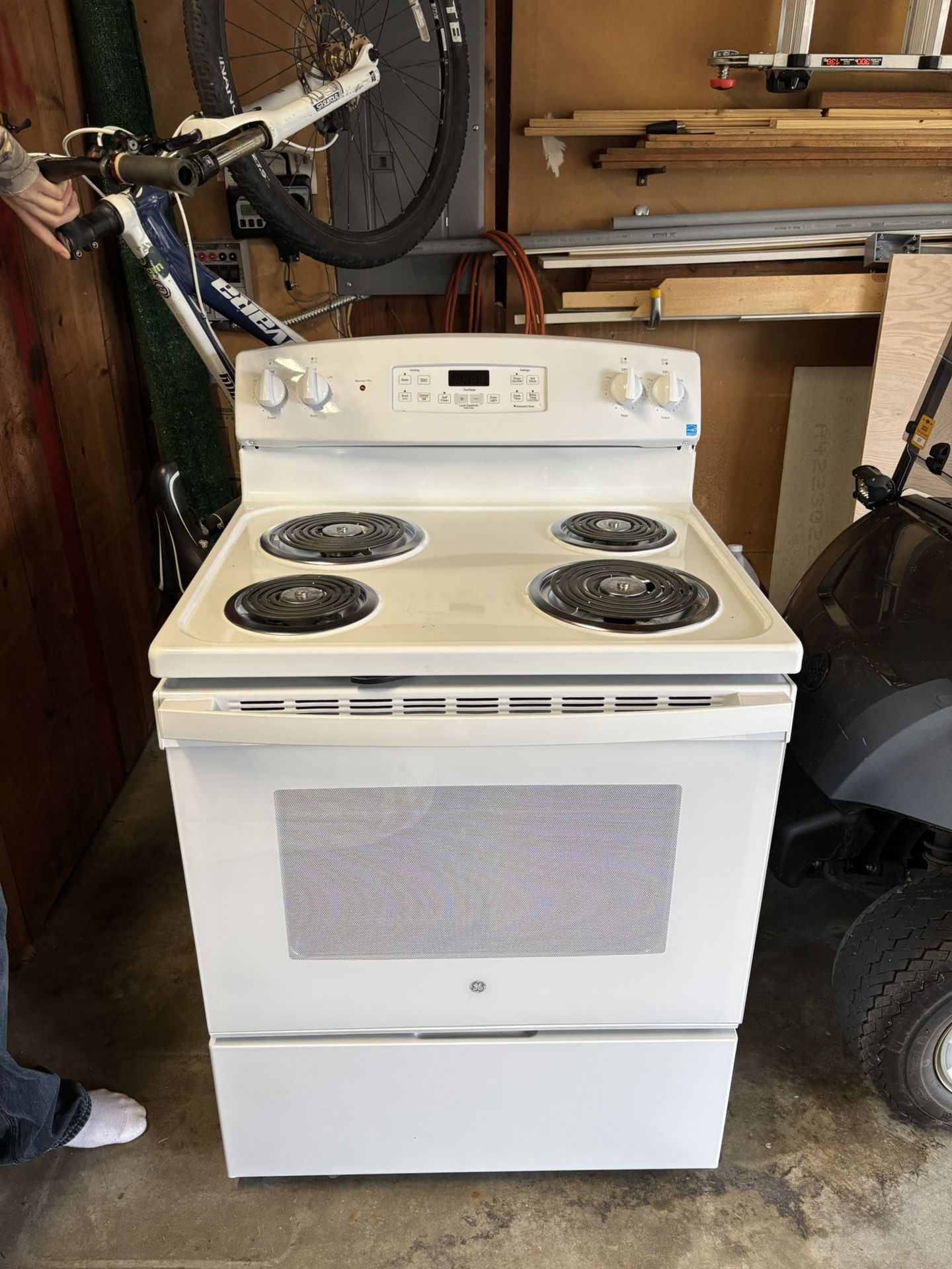 GE Electric Range, White, New