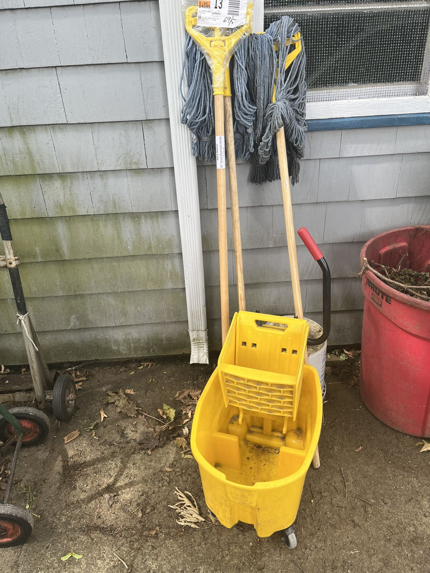 Rubbermaid With 3 New Handles And 2 New Mops.