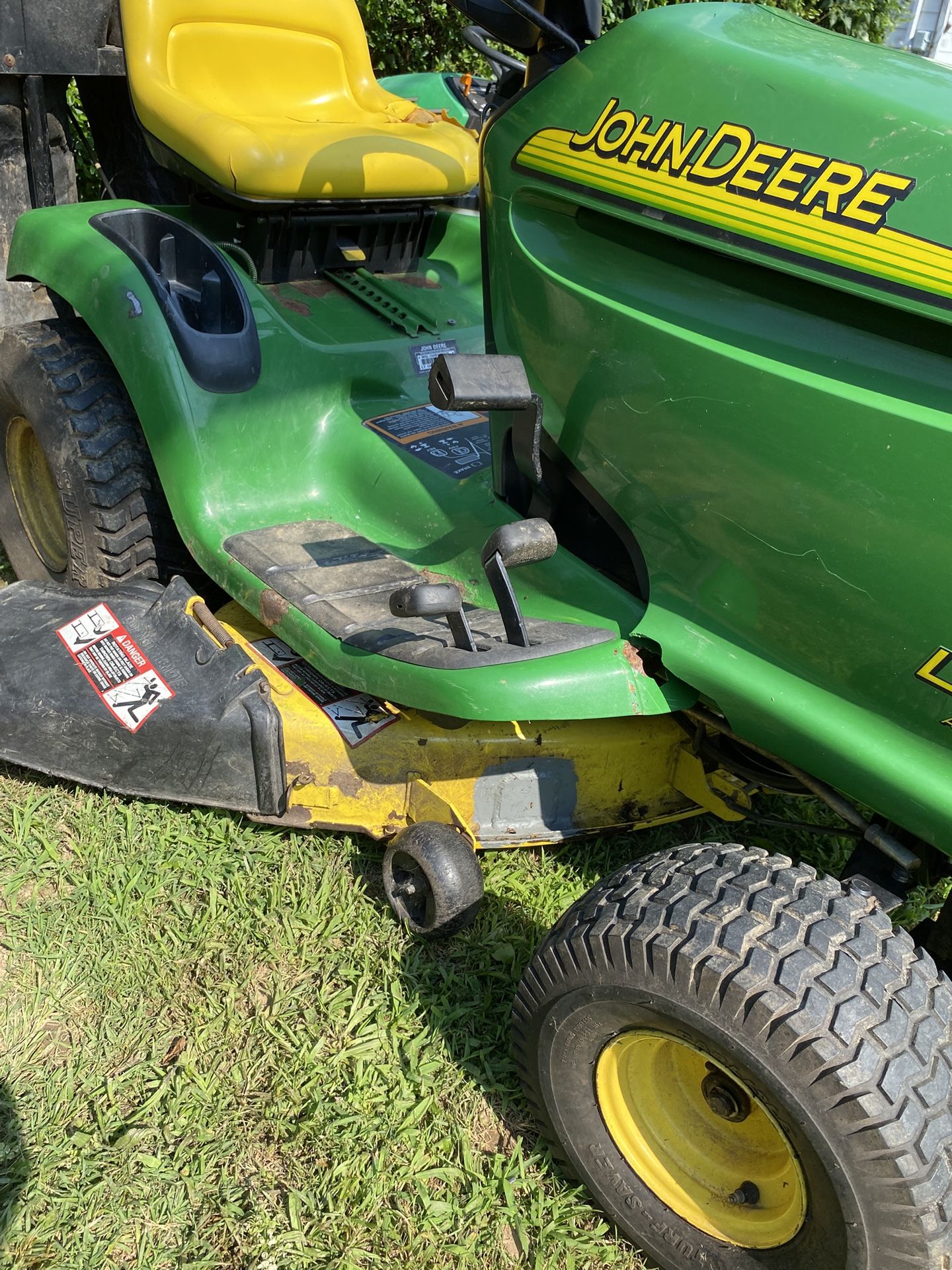 John Deere LT150 38 Inch Lawn Tractor Runs Great Rear Bagger System Included