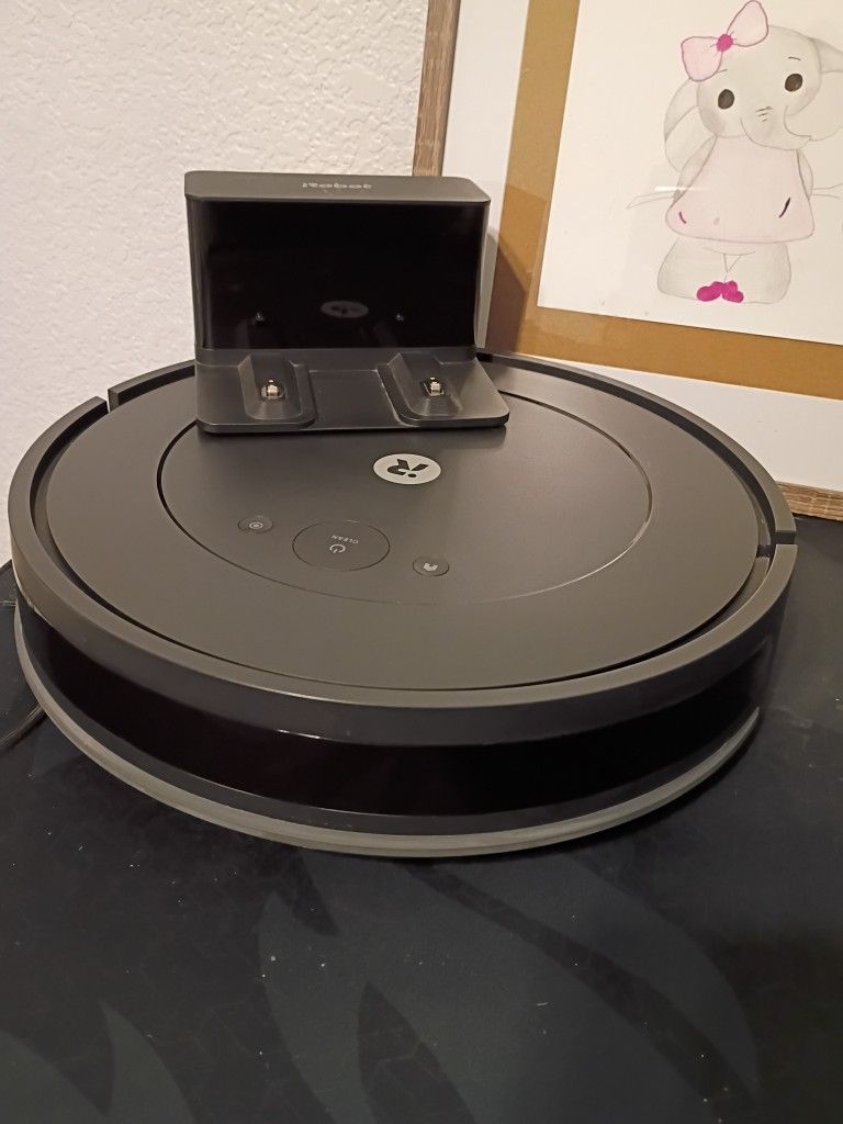 Robot Roomba Vacuum.