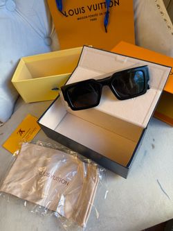 Sunglasses brand new $200