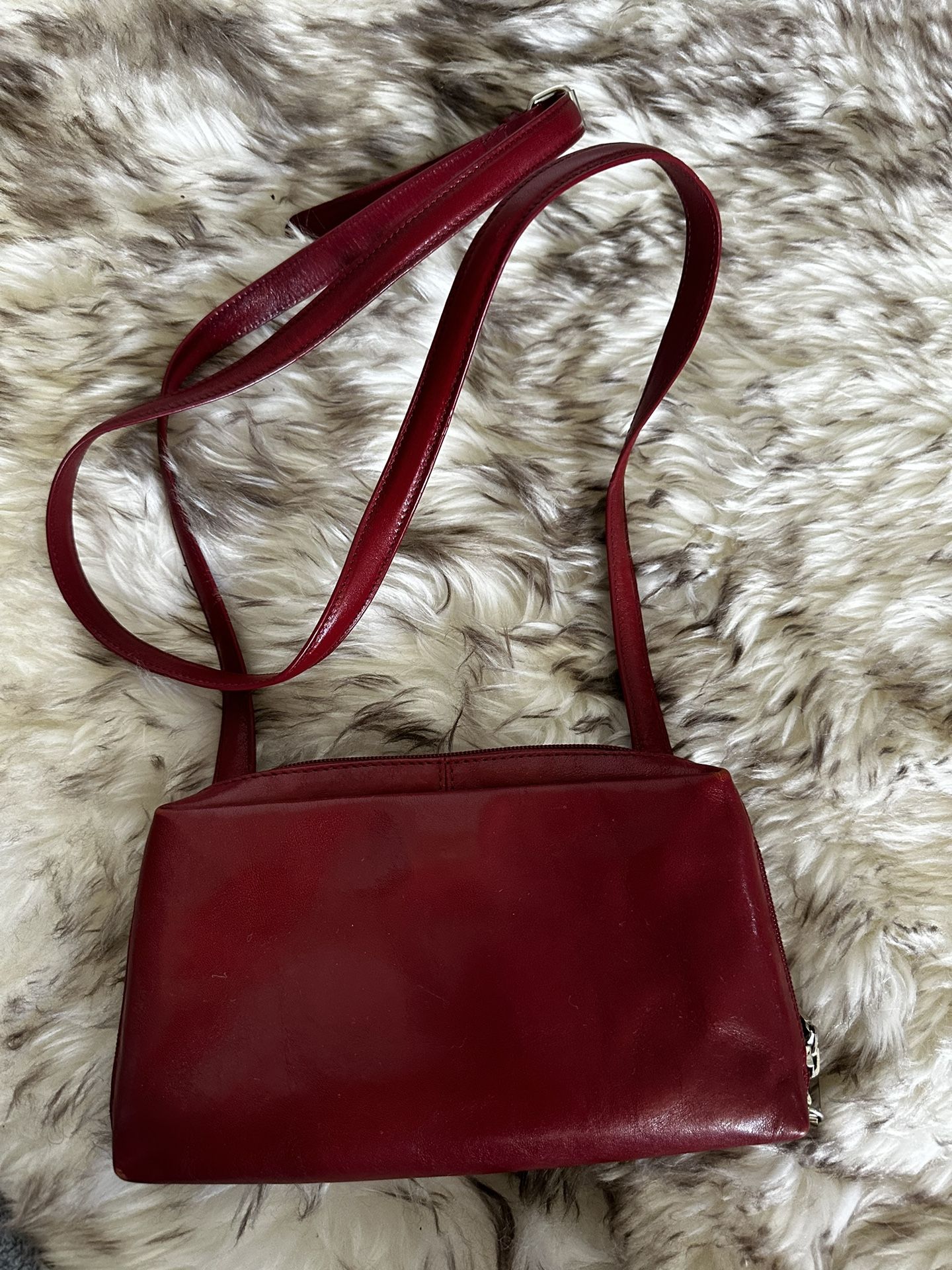 Hobo crossbody in polished leather with inside dividers for cards, pockets