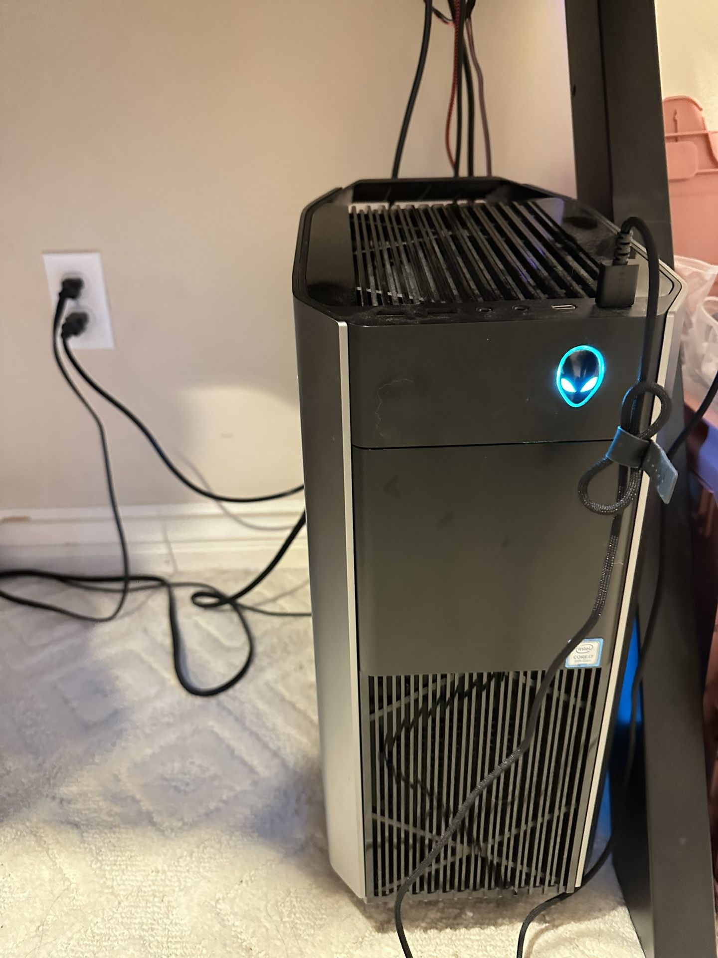 Alienware Aurora R8 (i7-9700, RTX 2070, 16GB RAM) – 9/10 Condition