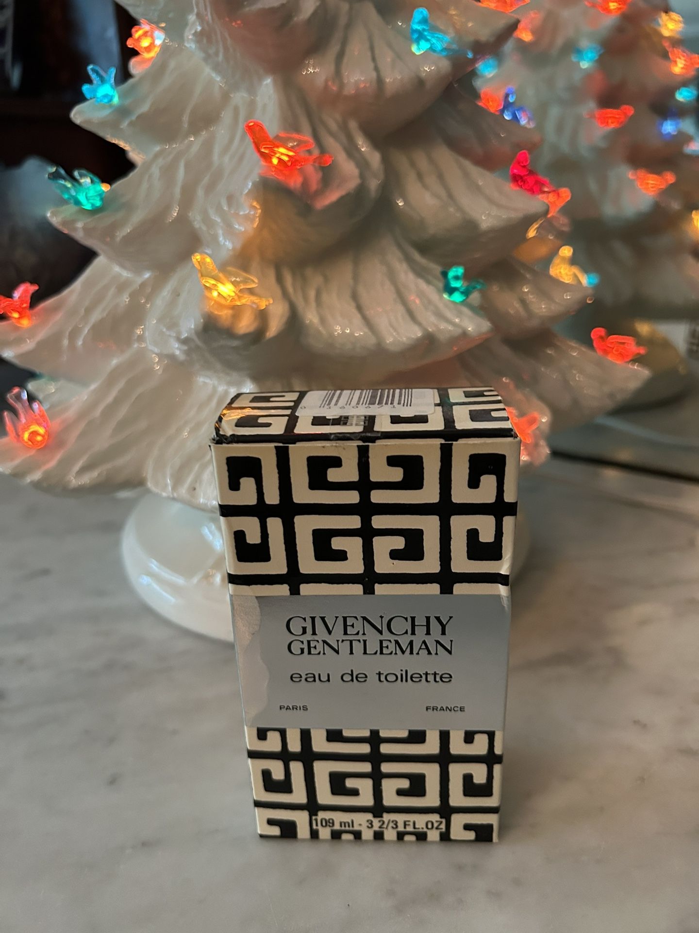 Bran new in the box. New Givenchy Gentleman Vintage eau de toilette 109ml Splash Box.From my fathers estate. Fcfs