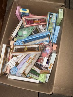 Thousands Of Stuff From  5 Below  Discontinued. Nice Stuff $?