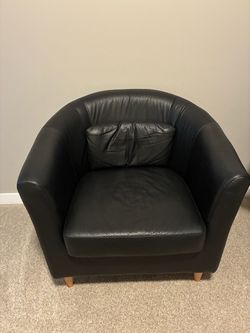 Black Barrel Chair Like New