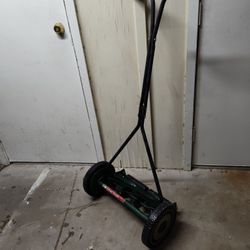 Manual Lawn Mower With 18 Inch Blade