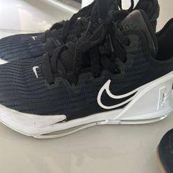 Nikes ,Zara ,wonder Shoes for Big Boys Size 5 