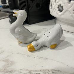 vintage ceramic duck salt and pepper shakers