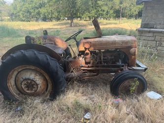 Antique tractor ford