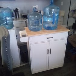 KITCHEN ISLAND 
