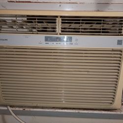 220 (NEEDS A PLUG) Frigidaire Window Unit 
