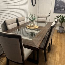 Extandable Dining Table Of 6 