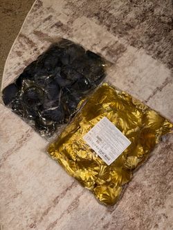 2000 black and 2000 gold rose petals