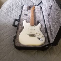 BEAUTIFUL Fender Stratocaster W/Fender Hard Case.