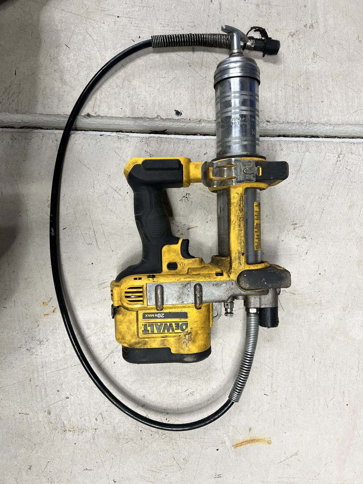 DEWALT CORDLESS GREASE GUN